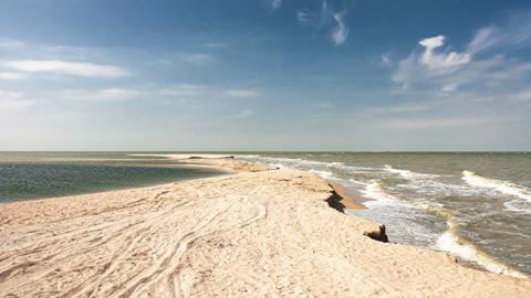 Медики проверили воды Азовского моря: появились результаты