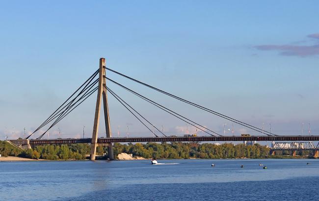 У Києві частково обмежать рух транспорту Московським мостом