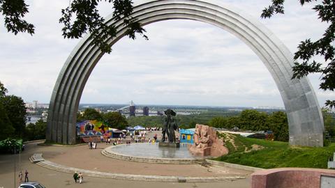 "Тріщина дружби": у Києві "розкололи" арку Дружби народів