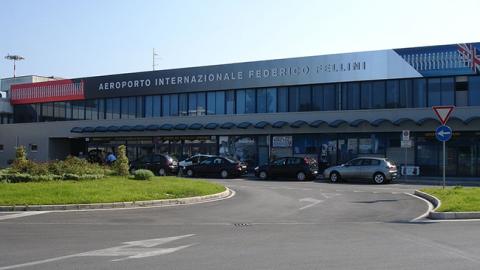 Украинские туристы вторые сутки не могут вылететь из Италии в Одессу