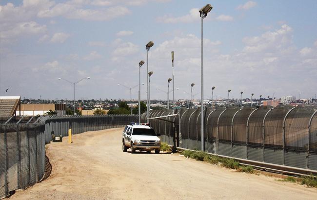 У США тестують 8 прототипів стіни на кордоні з Мексикою