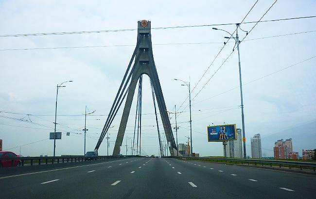 У Києві сьогодні скасовано обмеження руху Московським мостом