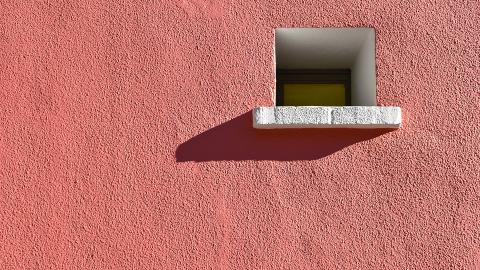 Неизвестные испортили стены перехода в Киеве рекламой наркотиков