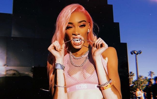 В красном латексе и белом парике: Винни Харлоу снялась в новом провокационном образе