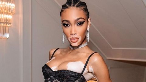 Спокуслива Мальвіна: напівгола Вінні Харлоу з блакитним волоссям блищить в Нью-Йорку