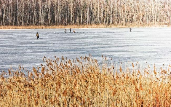 На Волыни спасатели трое суток ищут тело подростка, который провалился под лед