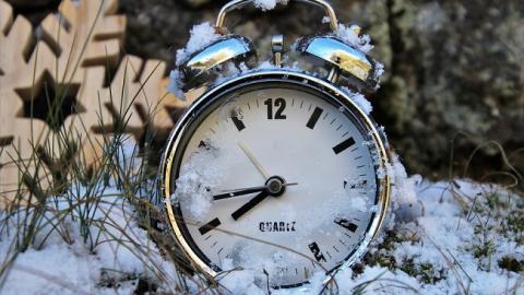 Переход на зимнее время: как это отразится на организме и как уберечься от негативного влияния