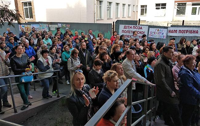 Перекрыли дорогу: под Киевом возмущенные родители требуют достроить новую школу (видео)