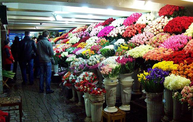 "Поки не сплатять данину": у Києві невідомі забороняли продавати квіти в переході (відео)