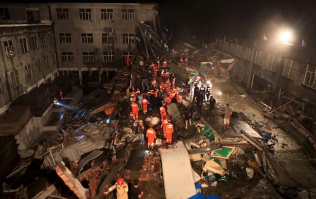В результате обрушения здания в Китае погибли 17 человек, 23 ранены