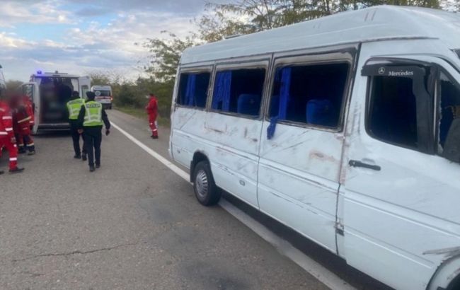 На трасі Київ-Одеса перекинувся мікроавтобус: є постраждалі