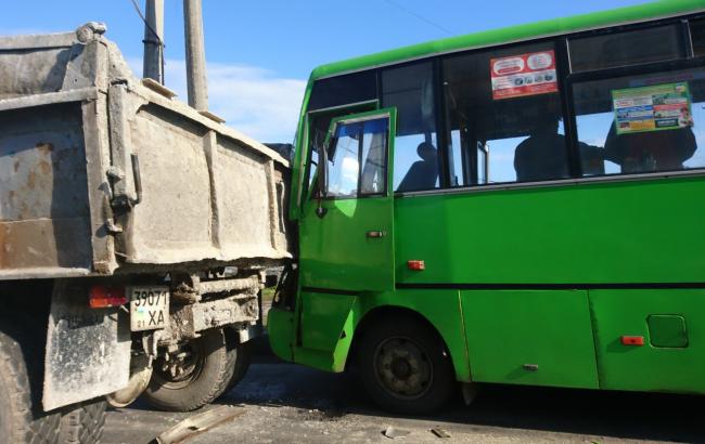 В Харькове маршрутка врезалась в грузовой автомобиль, есть пострадавшие