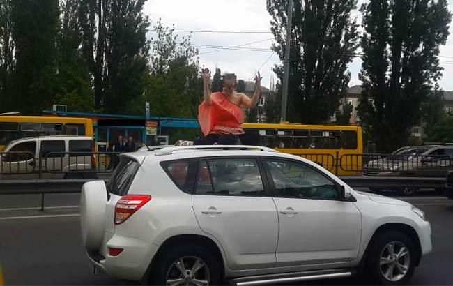 В Киеве "копы" сняли с крыши авто буйную беременную женщину