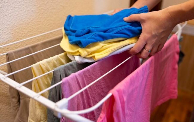 Знадобиться кілька хвилин: як швидко висушити одяг без сушильної машини
