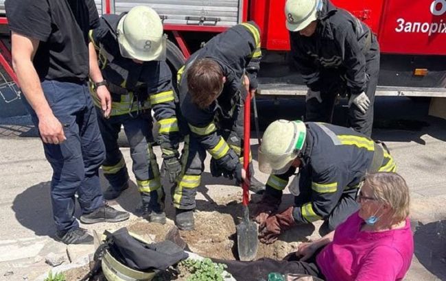 В Запорожье женщина провалилась под землю возле больницы: пришлось вызывать спасателей