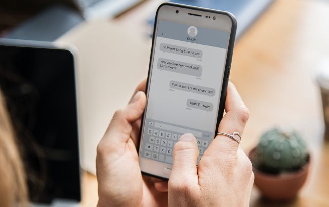 Apple планирует упростить переписку между iPhone и Android, - Bloomberg