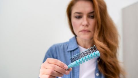 Цей напій негативно впливає на стан волосся та може сприяти облисінню