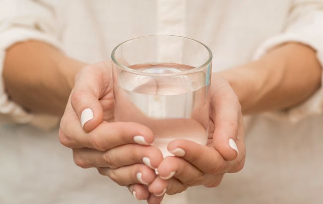 Ось що відбувається з вашим тілом, коли ви не п’єте достатньо води