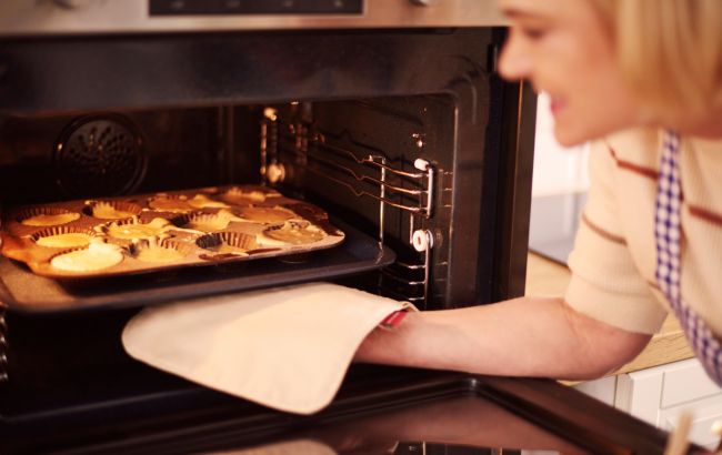 Что поставить в духовку, чтобы не подгорал низ выпечки: надежные способы