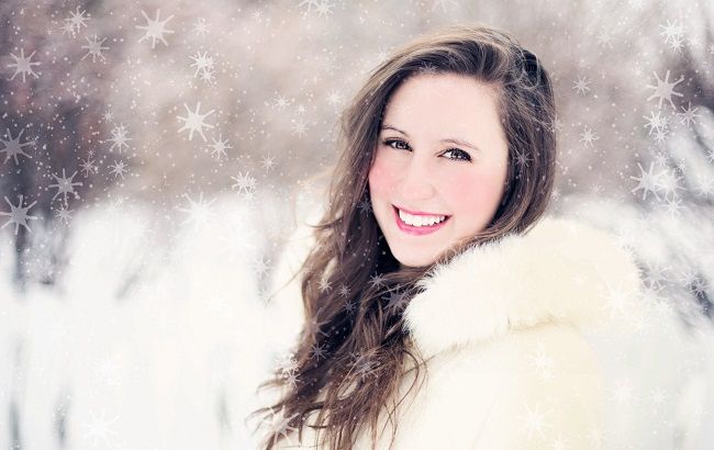 Как носить светлую одежду зимой: стилист назвала правила