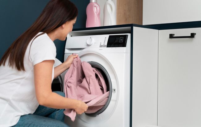 Почему нельзя стирать одежду перед сном: важная примета