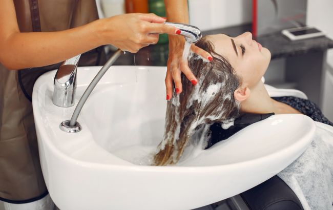 Холодной или горячей: какой водой лучше всего мыть волосы