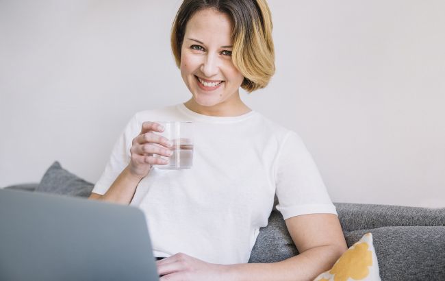 Медики назвали найпоширенішу помилку під час пиття води: це робить майже кожен