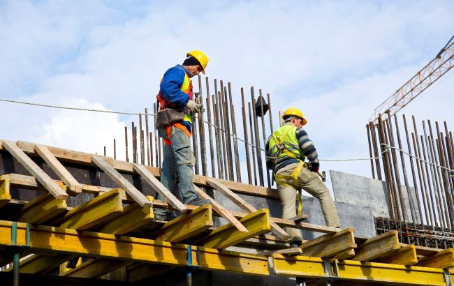 У Києві на будівництві чоловік впав з висоти у підвал. Його діставали рятувальники