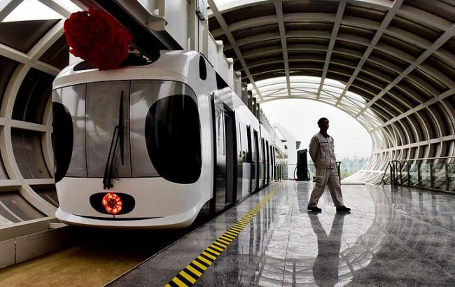 Панда-поїзд: у Китаї відкрили оригінальну підвісну залізницю