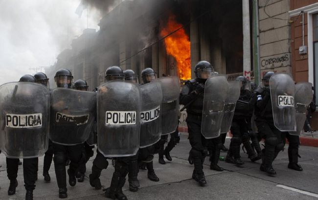 Протест бывших военных у парламента Гватемалы перерос в беспорядки