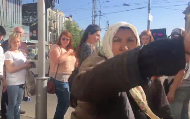 "Грошей мені дайте": у Харкові виявили ще одну "псевдобабусю"