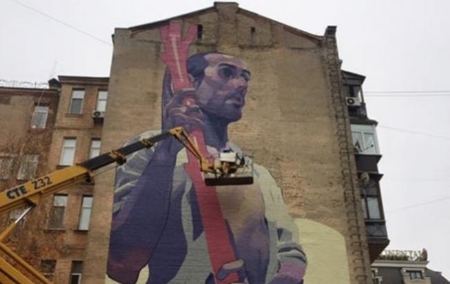 В Киеве монашка пыталась помешать художнику рисовать мурал