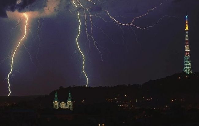 ДСНС попереджає про грози і шквали на заході України