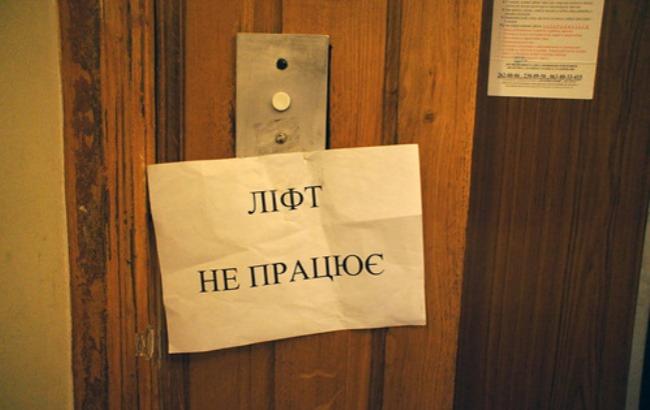 Киевские "копы" поймали вора, ломавшего лифты