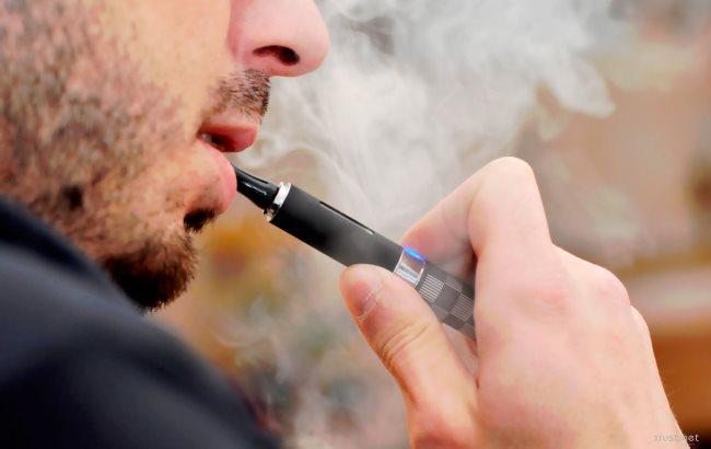 Ученые считают, что электронные сигареты портят десны