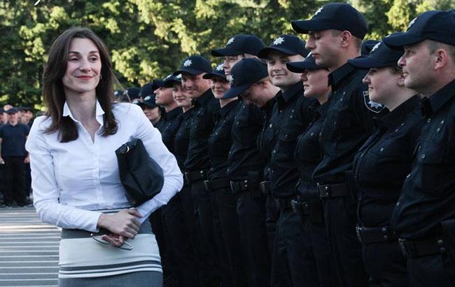 Нечаянная встреча: в Киеве патрульные полицейские наткнулись на свою нетрезвую коллегу за рулем