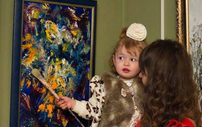 В Днепре открылась персональная выставка картин 1,8-летней художницы