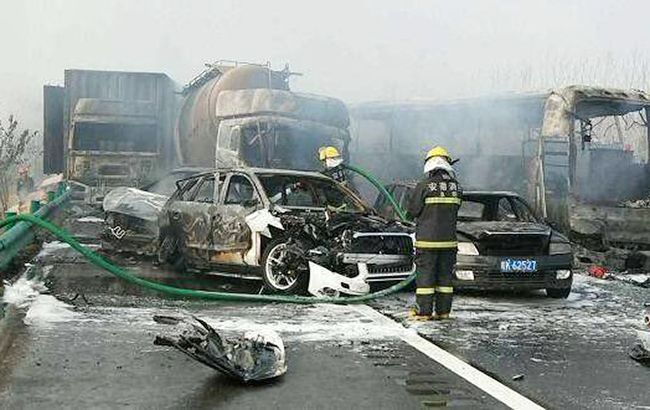 В Китае столкнулись 30 автомобилей, десятки погибших