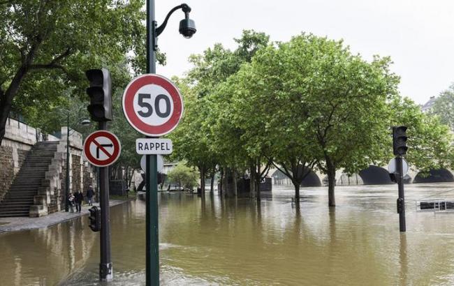 Наводнение в Париже: Сена затопила столицу Франции (фото)