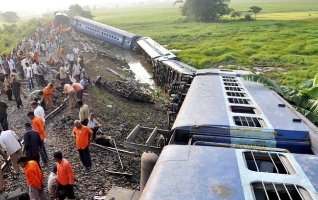 Катастрофа поїзда в Індії: кількість жертв зросла до 41 людини