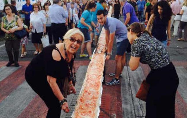 В Италии приготовили самую длинную в мире пиццу