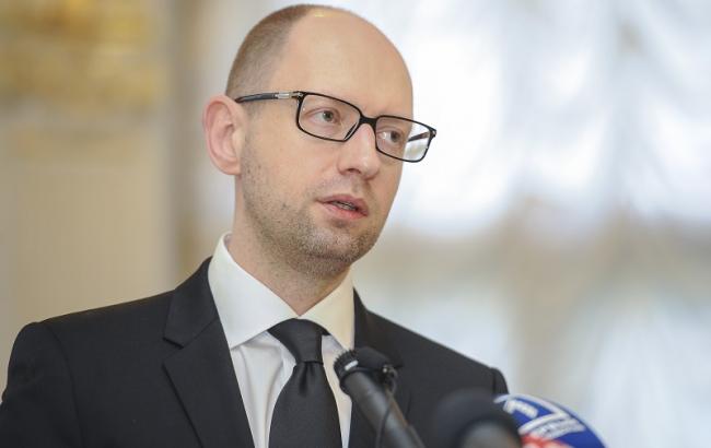 Яценюк поручил к зиме обустроить пункты пропуска на границе с Крымом