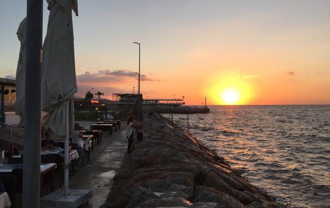 В Турции море окрасилось в оранжевый цвет