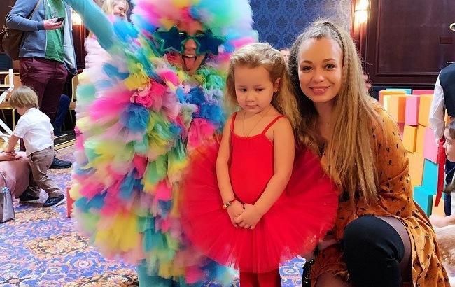 Яна Соломко сводила дочку на утренник: красочные фото