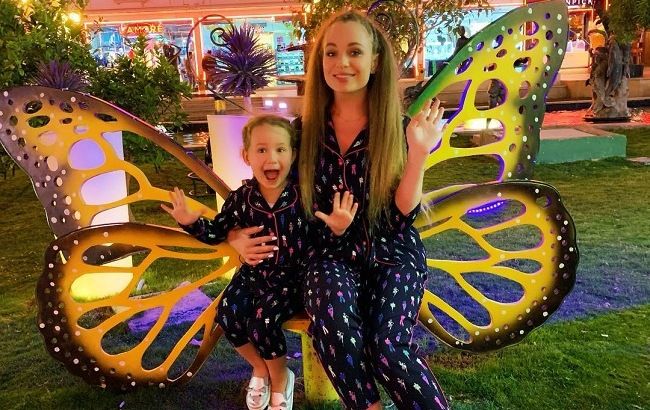 Дівчата-красотулі: Яна Соломко зворушила фанів ніжним фото з донечкою