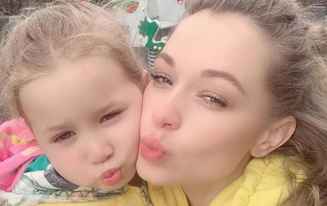 "Девочка-цветочек": Яна Соломко умилила фанов красочными фото дочки