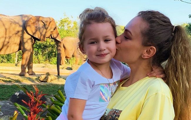 Длинноногие красотки: Яна Соломко очаровала ярким пляжным фото с дочкой