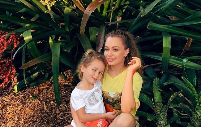 Отрывайтесь от земли: Яна Соломко показала, как развлекается с дочкой на пляже