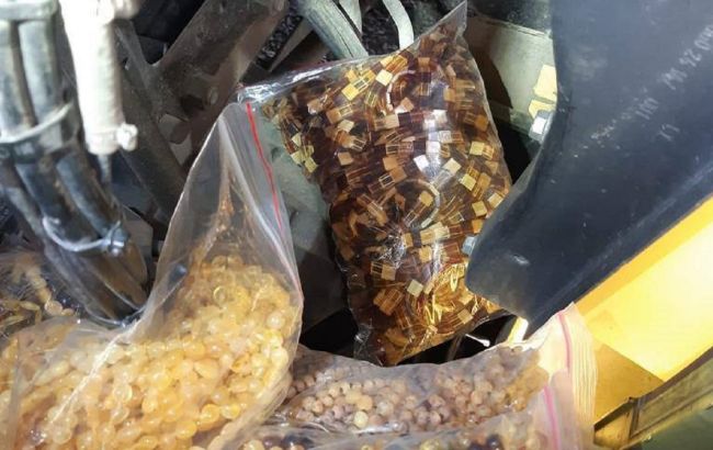 На Буковине пограничники помешали вывозу из Украины немалой партии янтарных изделий