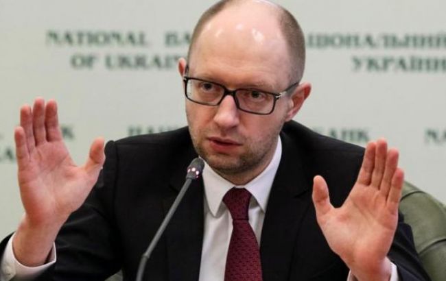 Яценюк доручив терміново погасити заборгованість по зарплаті працівникам зони відчуження